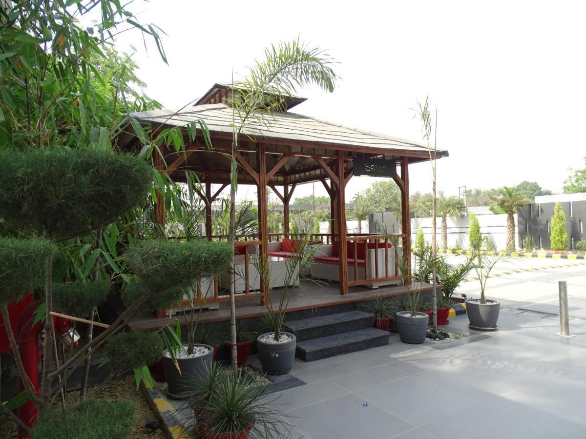 The Grand Arc Hotel & Convention Centre Shahjahanpur 外观 照片